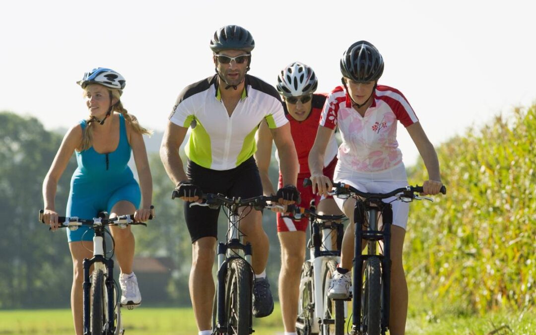 Vier Freunde beim Outdoor-Radfahren in der Gruppe